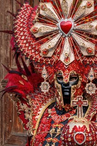 Costumi del Carnevale di Venezia davanti alla chiesa di San Zaccaria.