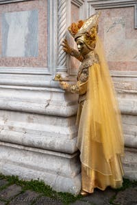 Costumi del Carnevale di Venezia davanti alla chiesa di San Zaccaria.