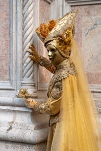 Costumi del Carnevale di Venezia davanti alla chiesa di San Zaccaria.