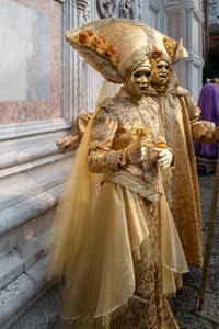 Costumi del Carnevale di Venezia davanti alla chiesa di San Zaccaria.