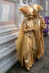 Costumi del Carnevale di Venezia davanti alla chiesa di San Zaccaria.