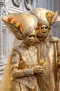 Costumi del Carnevale di Venezia davanti alla chiesa di San Zaccaria.