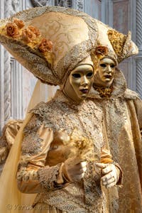 Costumi del Carnevale di Venezia davanti alla chiesa di San Zaccaria.