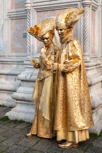 Costumi del Carnevale di Venezia davanti alla chiesa di San Zaccaria.