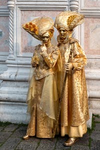 Costumi del Carnevale di Venezia davanti alla chiesa di San Zaccaria.