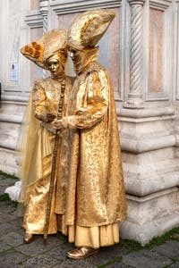 Costumi del Carnevale di Venezia davanti alla chiesa di San Zaccaria.