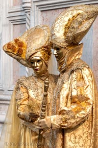 Costumi del Carnevale di Venezia davanti alla chiesa di San Zaccaria.