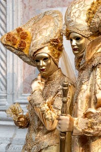 Costumi del Carnevale di Venezia davanti alla chiesa di San Zaccaria.