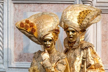 Costumi del Carnevale di Venezia davanti alla chiesa di San Zaccaria.