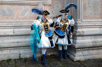 Costumi del Carnevale di Venezia davanti alla chiesa di San Zaccaria.