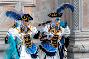 Costumi del Carnevale di Venezia davanti alla chiesa di San Zaccaria.