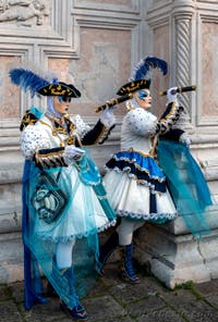 Costumi del Carnevale di Venezia davanti alla chiesa di San Zaccaria.