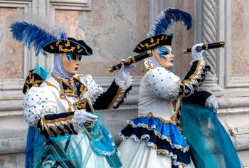 Costumi del Carnevale di Venezia davanti alla chiesa di San Zaccaria.