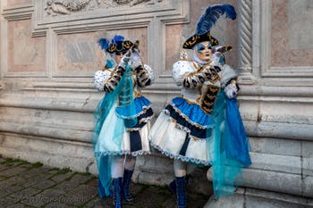 Costumi del Carnevale di Venezia davanti alla chiesa di San Zaccaria.