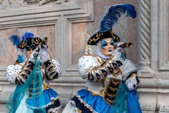 Costumi del Carnevale di Venezia davanti alla chiesa di San Zaccaria.