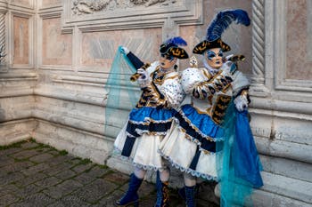 Costumi del Carnevale di Venezia davanti alla chiesa di San Zaccaria.