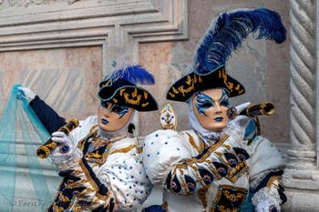 Costumi del Carnevale di Venezia davanti alla chiesa di San Zaccaria.