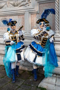 Costumi del Carnevale di Venezia davanti alla chiesa di San Zaccaria.