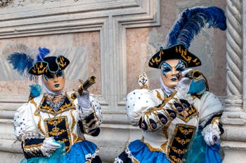 Costumi del Carnevale di Venezia davanti alla chiesa di San Zaccaria.