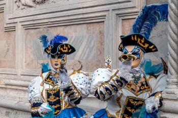 Costumi del Carnevale di Venezia davanti alla chiesa di San Zaccaria.