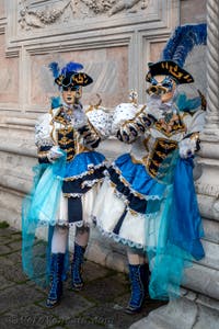 Costumi del Carnevale di Venezia davanti alla chiesa di San Zaccaria.