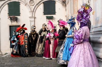 Costumi del Carnevale di Venezia davanti alla chiesa di San Zaccaria.