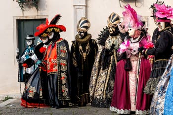 Costumi del Carnevale di Venezia davanti alla chiesa di San Zaccaria.