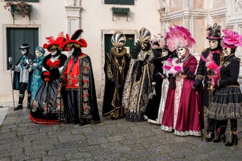 Costumi del Carnevale di Venezia davanti alla chiesa di San Zaccaria.