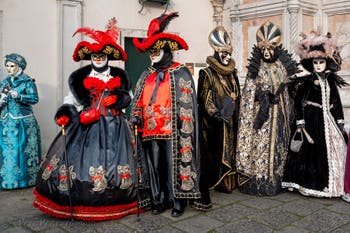 Costumi del Carnevale di Venezia davanti alla chiesa di San Zaccaria.