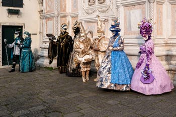 Costumi del Carnevale di Venezia davanti alla chiesa di San Zaccaria.