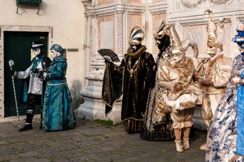 Costumi del Carnevale di Venezia davanti alla chiesa di San Zaccaria.