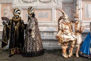 Costumi del Carnevale di Venezia davanti alla chiesa di San Zaccaria.