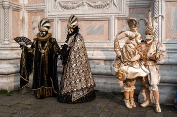 Costumi del Carnevale di Venezia davanti alla chiesa di San Zaccaria.