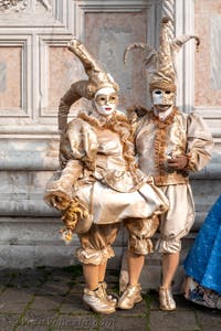 Costumi del Carnevale di Venezia davanti alla chiesa di San Zaccaria.