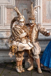 Costumi del Carnevale di Venezia davanti alla chiesa di San Zaccaria.