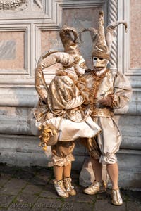 Costumi del Carnevale di Venezia davanti alla chiesa di San Zaccaria.