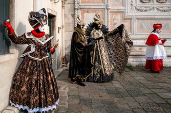 Costumi del Carnevale di Venezia davanti alla chiesa di San Zaccaria.