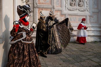 Costumi del Carnevale di Venezia davanti alla chiesa di San Zaccaria.