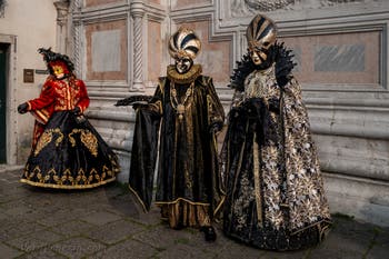 Costumi del Carnevale di Venezia davanti alla chiesa di San Zaccaria.