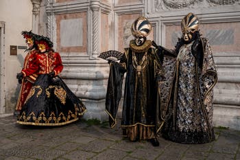 Costumi del Carnevale di Venezia davanti alla chiesa di San Zaccaria.