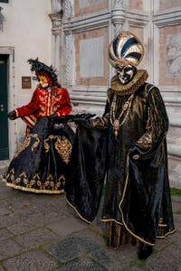 Costumi del Carnevale di Venezia davanti alla chiesa di San Zaccaria.