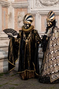 Costumi del Carnevale di Venezia davanti alla chiesa di San Zaccaria.