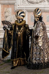 Costumi del Carnevale di Venezia davanti alla chiesa di San Zaccaria.