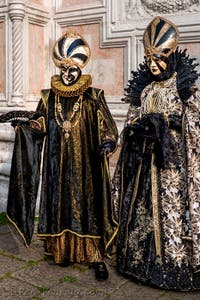 Costumi del Carnevale di Venezia davanti alla chiesa di San Zaccaria.