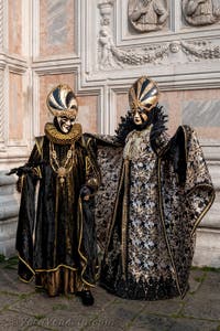 Costumi del Carnevale di Venezia davanti alla chiesa di San Zaccaria.