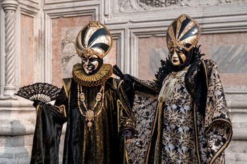 Costumi del Carnevale di Venezia davanti alla chiesa di San Zaccaria.