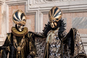 Costumi del Carnevale di Venezia davanti alla chiesa di San Zaccaria.