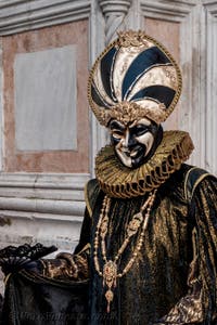 Costumi del Carnevale di Venezia davanti alla chiesa di San Zaccaria.