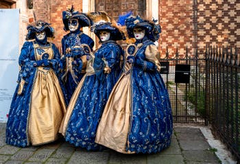 Costumi del Carnevale di Venezia davanti alla chiesa di San Zaccaria.