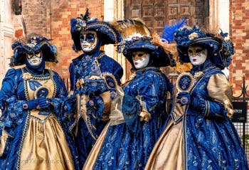 Costumi del Carnevale di Venezia davanti alla chiesa di San Zaccaria.